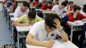 Estudantes fazendo prova de vestibular