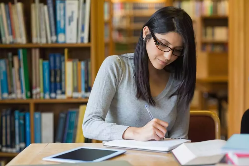 Garota estudando na biblioteca