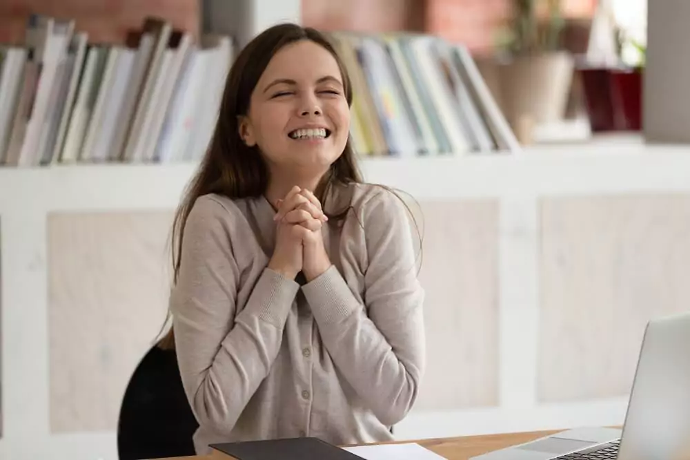 Garota feliz e comemorando em frente a computador