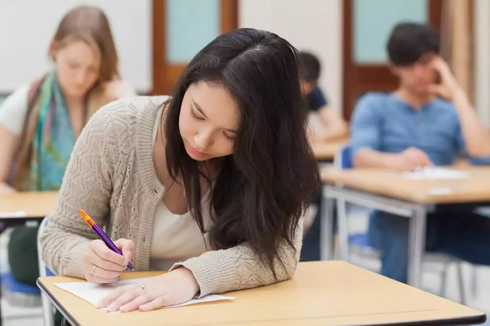 Aluna fazendo teste em sala de aula