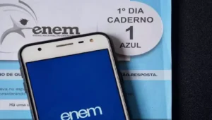 Celular com tela do Enem em cima de prova