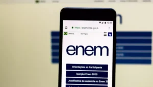 Celular com página do Enem na tela
