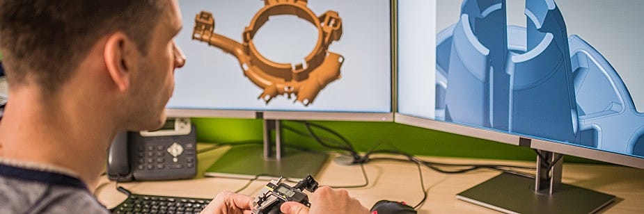 estudante de engenharia mecânica usando software